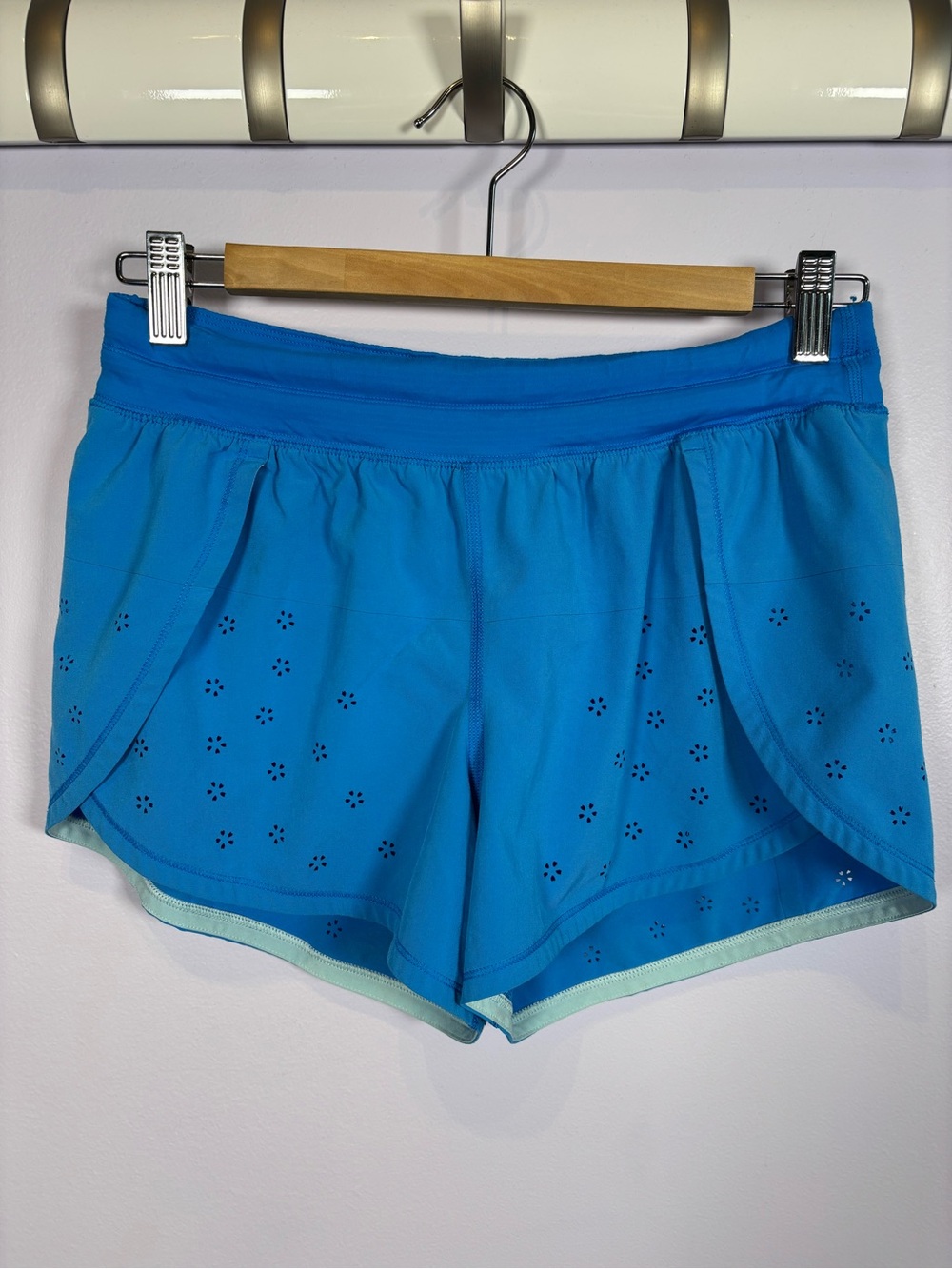 Lululemon athletica Women's Athletic Tracker Shorts in Blue Floral Size 6